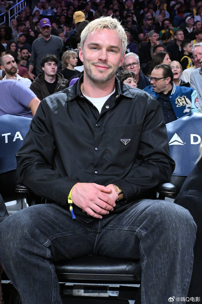 爱游戏官网-尼古拉斯·霍尔特现身2026年湖人vs骑士比赛现场|Nicholas Hoult|LAKERS_新浪娱乐_新浪新闻